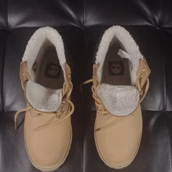 Wheat Timberland Boots Size 4.5 in kids fur inside. - Picture 5 of 5